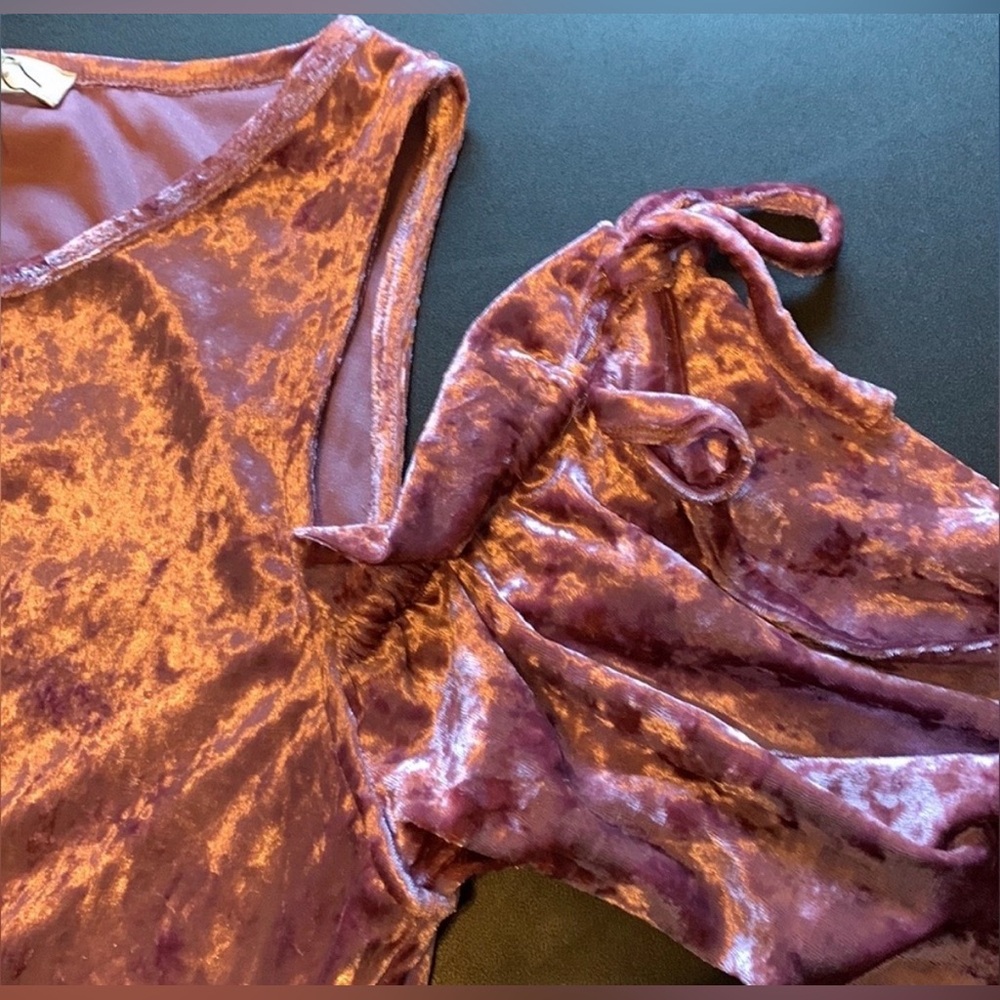 Entro Velvet Cold Shoulder Blouse NWT- Small - Picture 4 of 6